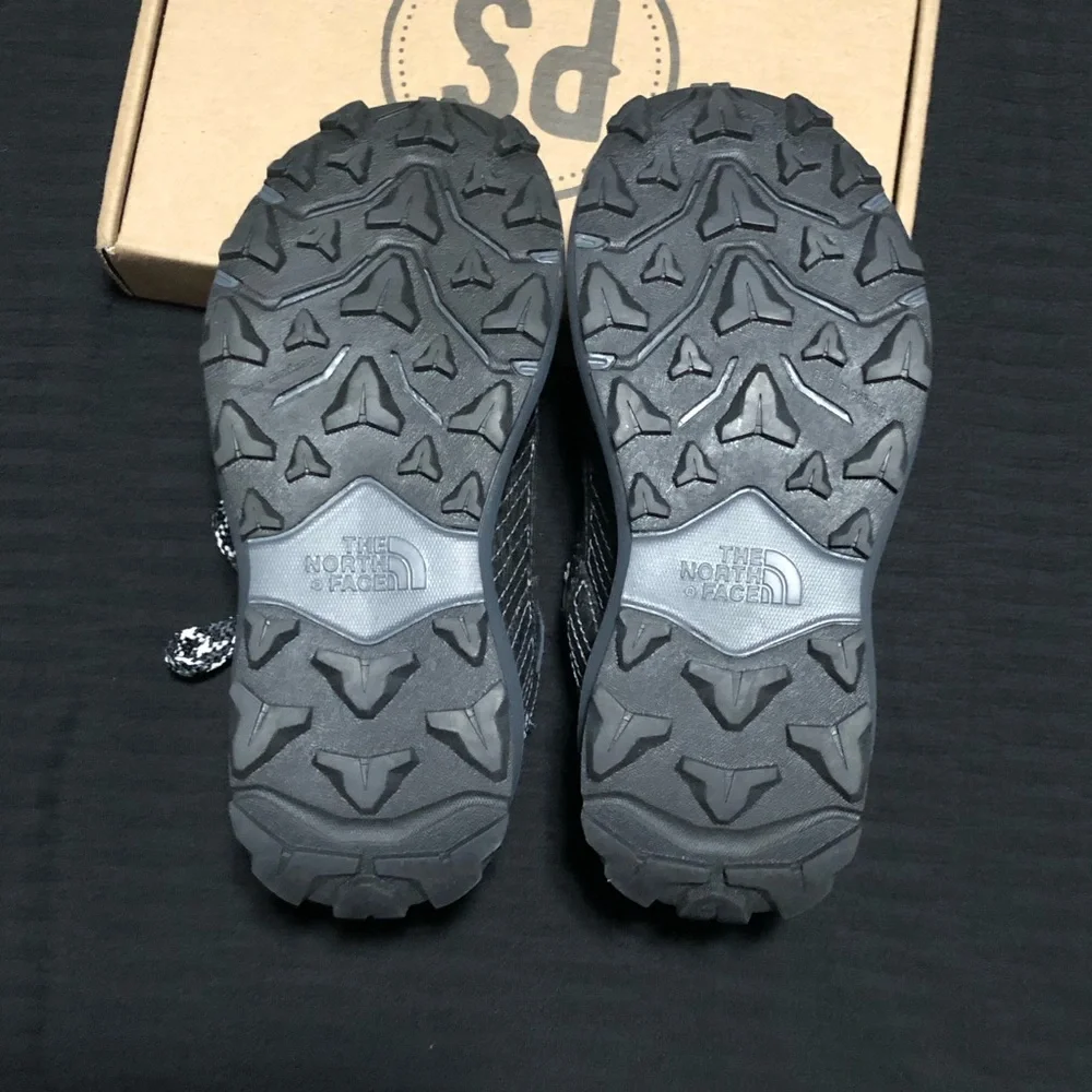 The North Face Fastpack Waterproof Hiking Shoe Boys, Size 1, Black Mash